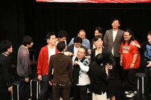 シークレットブーツを脱いだラブレターズを見失う高身長の一同。