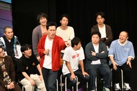 交渉の末、パンサー尾形と“同期”ということになったと話す、や団・ロングサイズ伊藤。