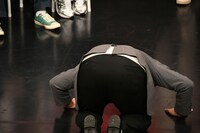 謝罪するカゲヤマ益田のうしろ姿。