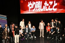 ニッポンの社長・辻と写真を撮っているラブレターズ溜口が羨ましいジグザグジギー池田。