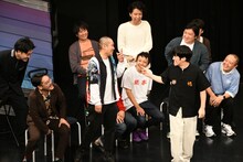 隣人・中村に小学生コンビだと疑われ、サルゴリラ赤羽には「ラブリースマイリーベイビー？」と言われるラブレターズ。