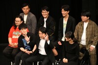 大会を総括しようとするジグザグジギー宮澤（前列左から3人目）。