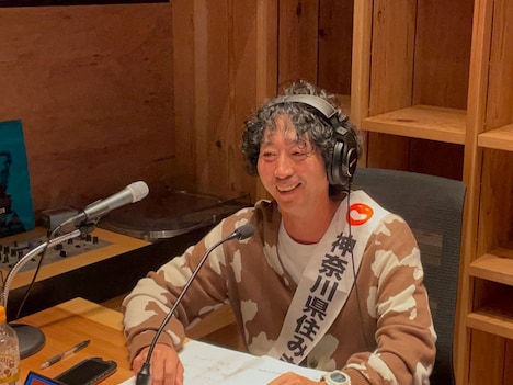 茅ヶ崎FMで「神奈川県住みます芸人」への意気込みを語るイシバシハザマ石橋。