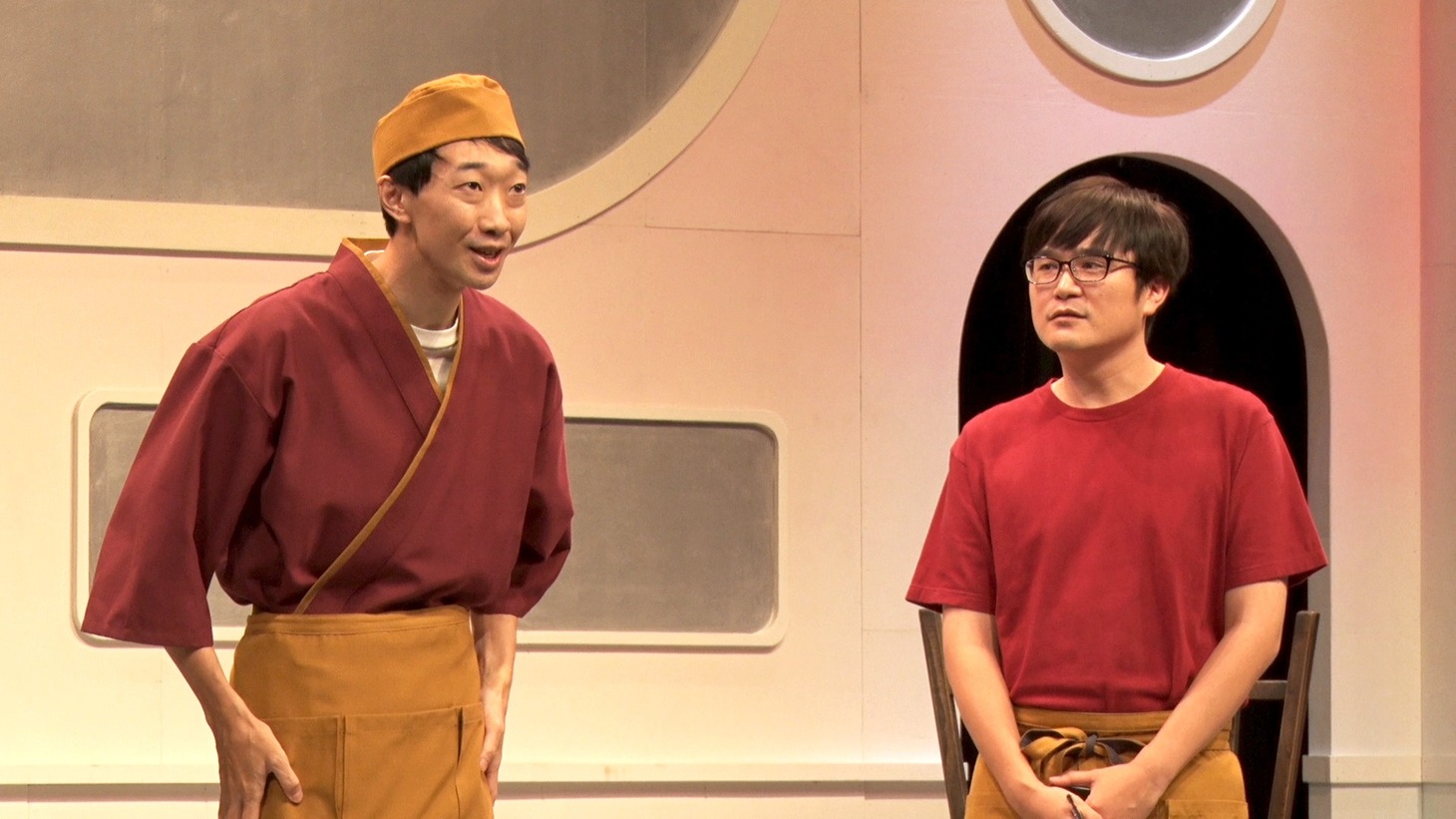 DVD「ラバーガールLIVE『インフルエンサー』」に収録されるコント「居酒屋初日」のワンシーン。