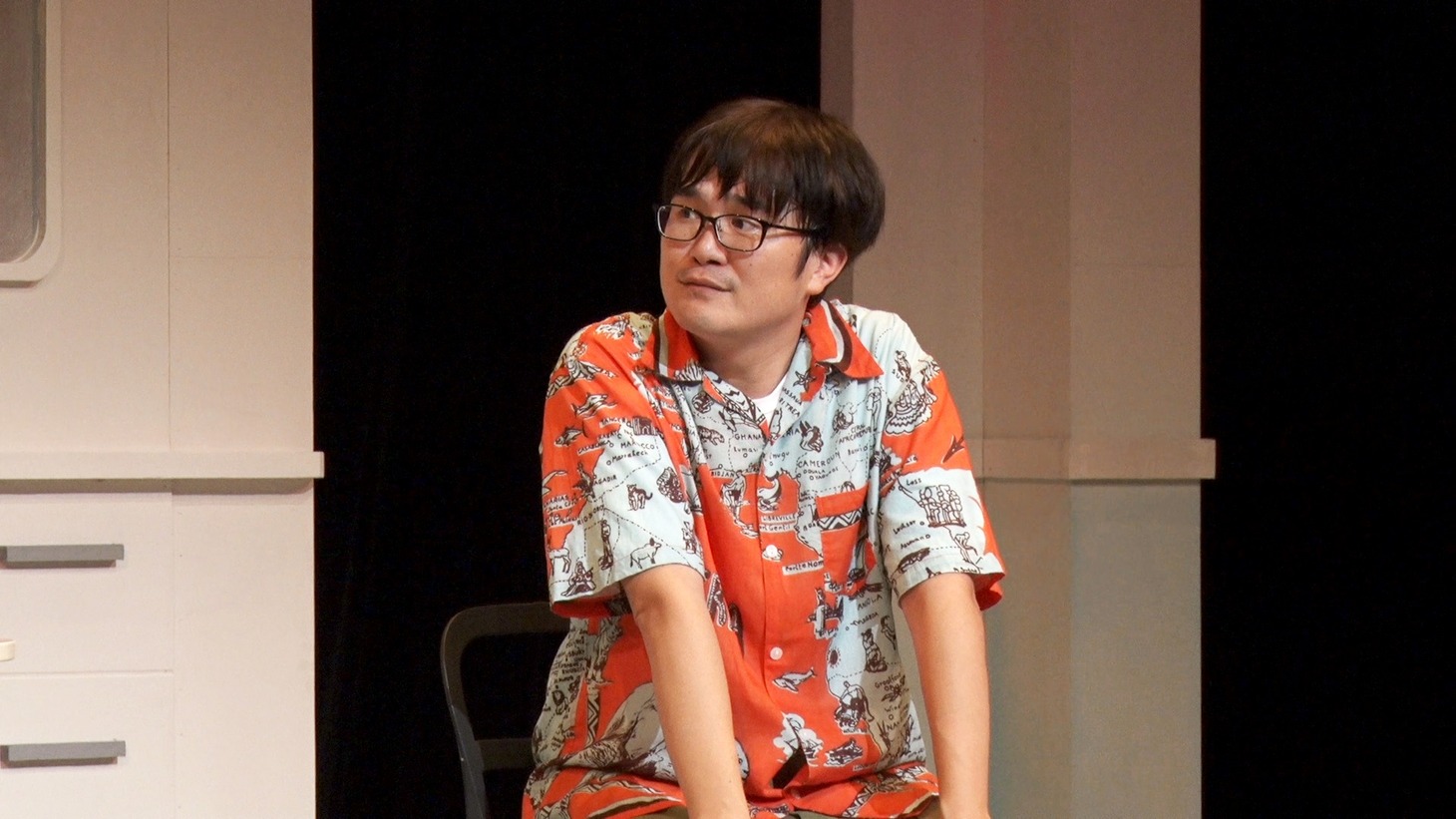 「ディベート」に出演するラバーガール飛永。