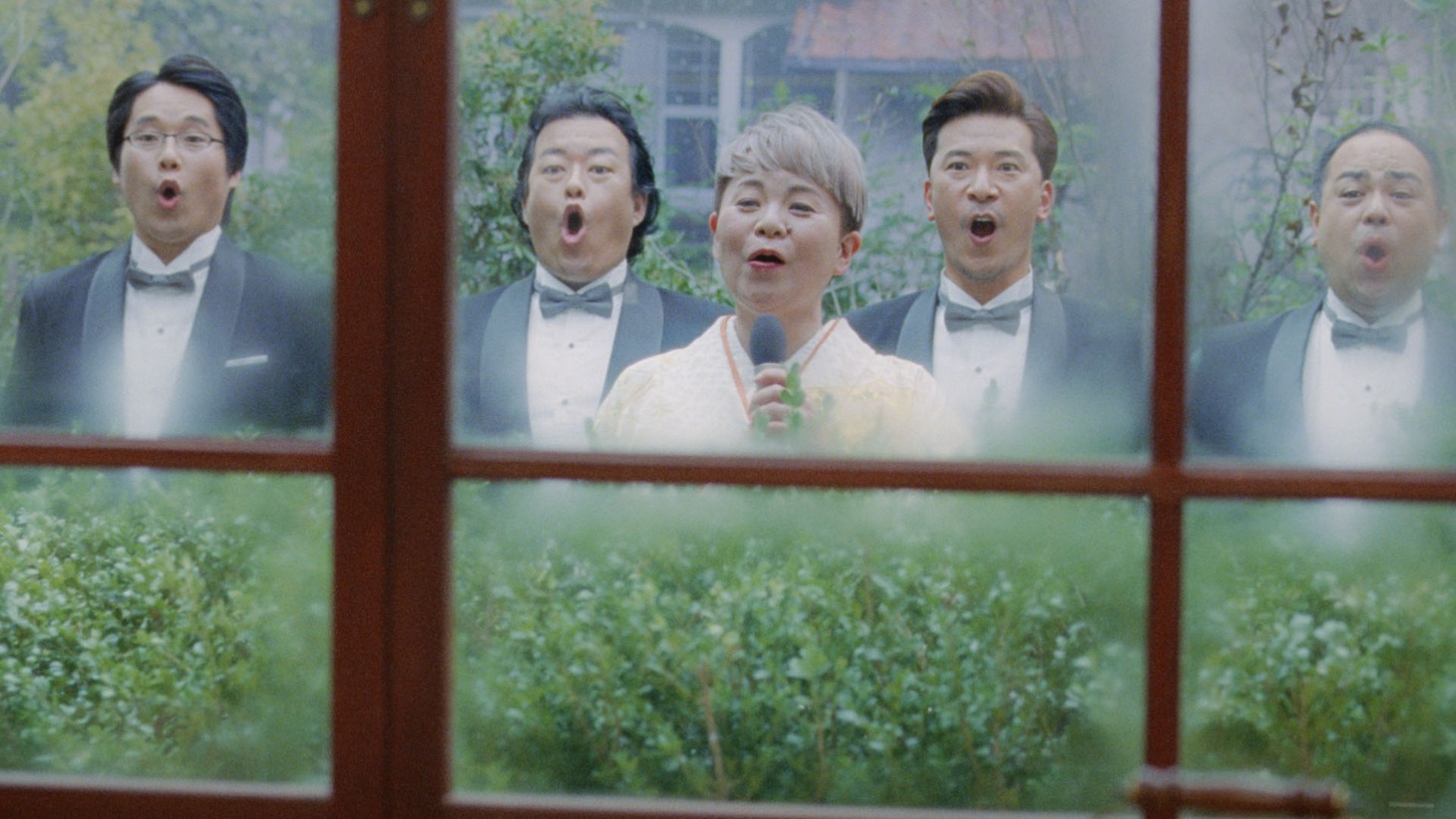 「年賀状の歌・こたつ編」に出演する島津亜矢。