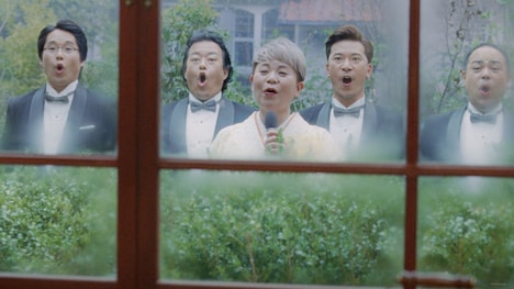 「年賀状の歌・こたつ編」に出演する島津亜矢。