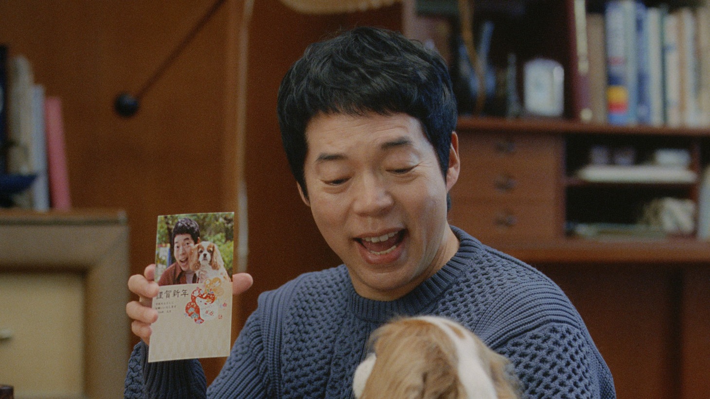 「年賀状の歌・こたつ編」のワンシーン。