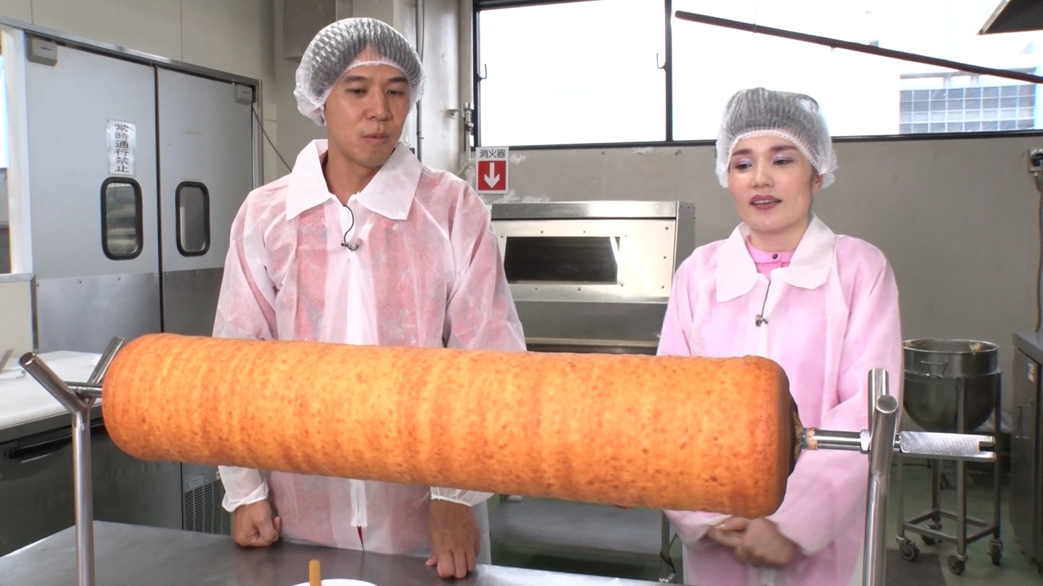 「ユーハイム神戸100周年記念 お菓子には世界を平和にする力がある」のワンシーン。