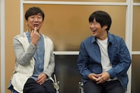 取材に応じる東京03飯塚（左）とバカリズム（右）。(c)テレビ東京