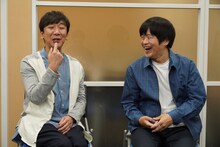 取材に応じる東京03飯塚（左）とバカリズム（右）。(c)テレビ東京