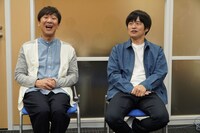 取材に応じる東京03飯塚（左）とバカリズム（右）。(c)テレビ東京