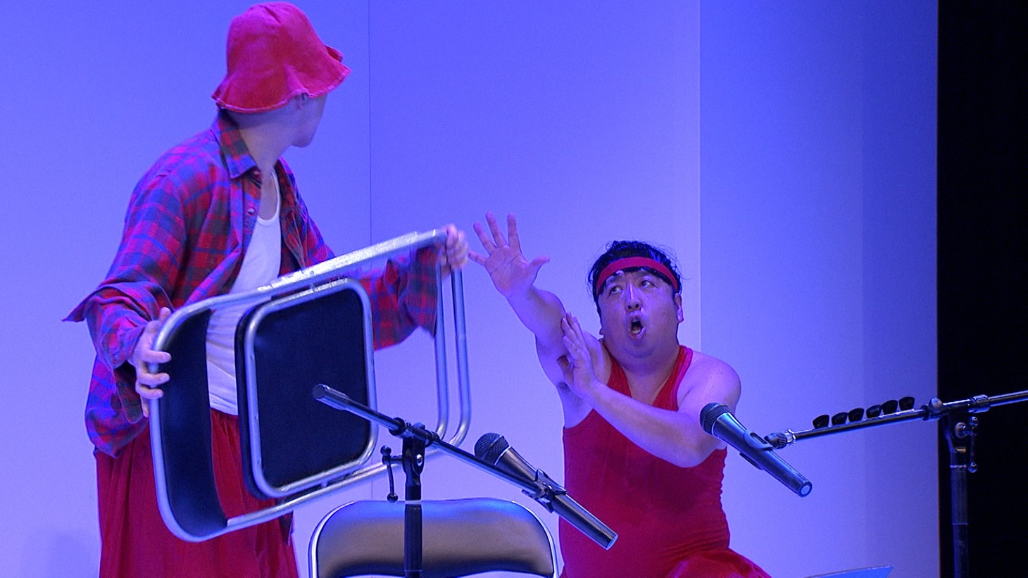 バナナマン演じるフォークデュオ・赤えんぴつ。