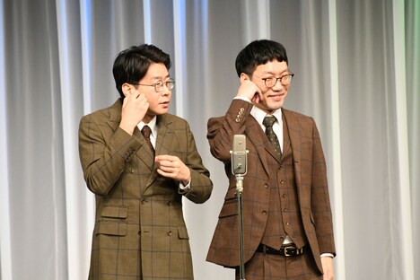 特殊詐欺を題材にしたネタを披露する男性ブランコ。