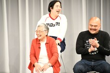 おばあちゃんとゆりやんレトリィバァ（後列）、鬼越トマホーク坂井（右）。