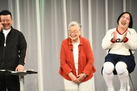 ネタを披露するおばあちゃん（中央）。