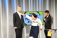 警視庁の担当者の身体検査を行うゆりやんレトリィバァ。