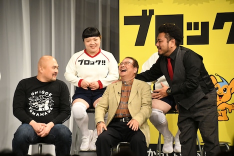 打ち合わせとはまったく別のエピソードを話し出す鬼越トマホーク金ちゃんの父（前列左から2人目）