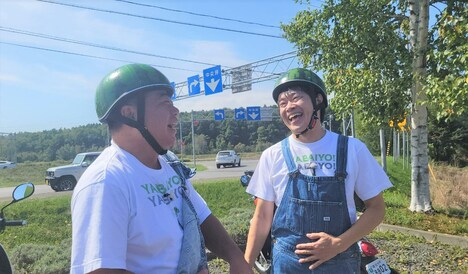 出川哲朗(左)と蛍原徹(右)。