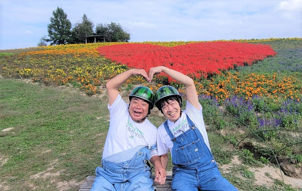 出川哲朗（左）と蛍原徹（右）。