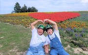 出川哲朗(左)と蛍原徹(右)。
