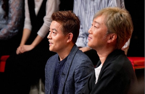 後輩のネタを見守るスピードワゴン。