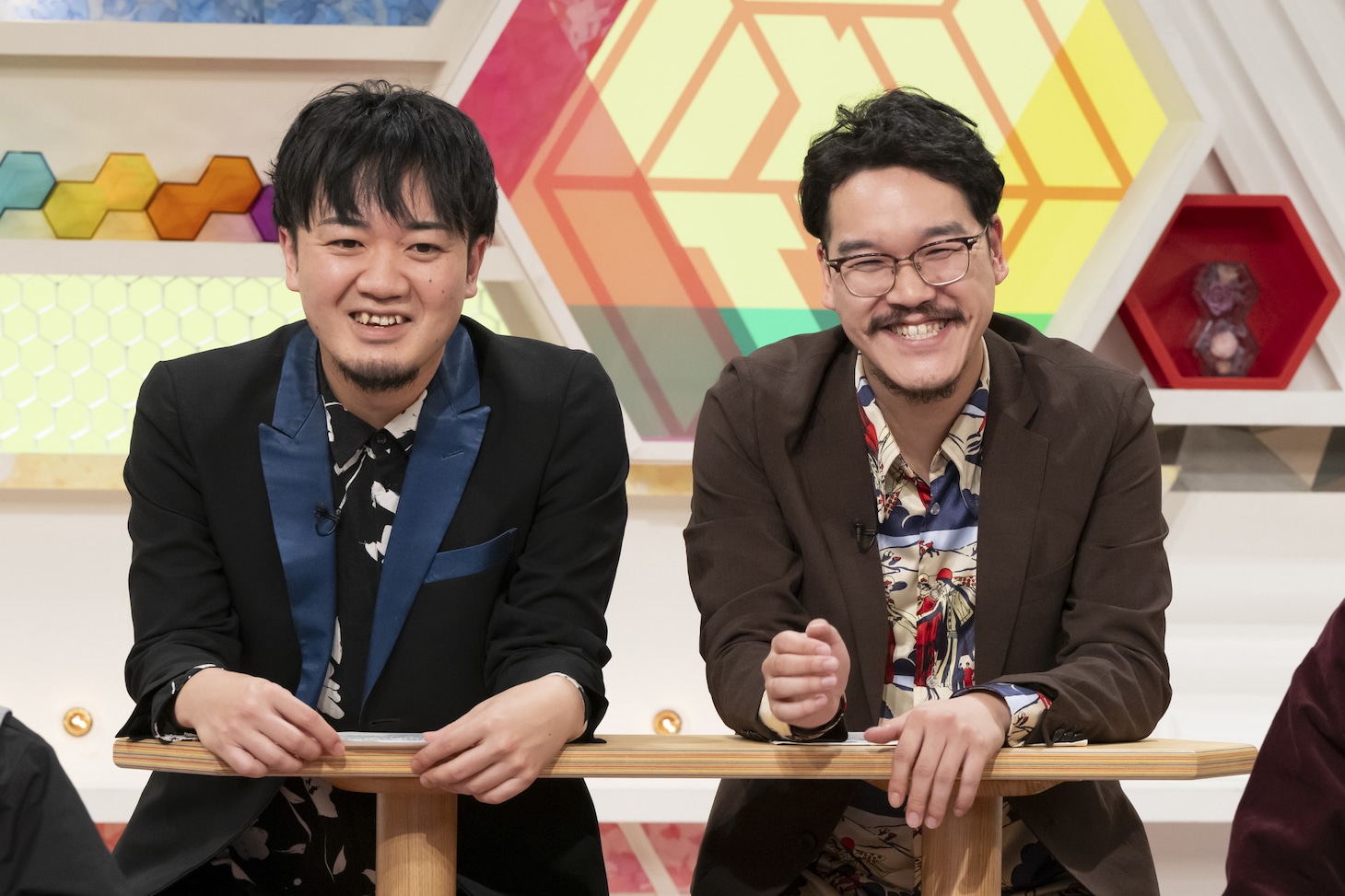 チンパンジーの被り物を脱いだ隣人・中村遊直（左）。(c)読売テレビ