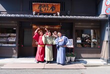 左からビスケットブラザーズきん、男性ブランコ浦井、男性ブランコ平井、ビスケットブラザーズ原田。