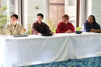 左から男性ブランコ、ビスケットブラザーズ。