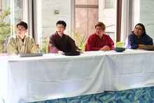 左から男性ブランコ、ビスケットブラザーズ。