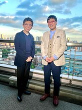 古舘伊知郎（左）と南海キャンディーズ山里（右）。