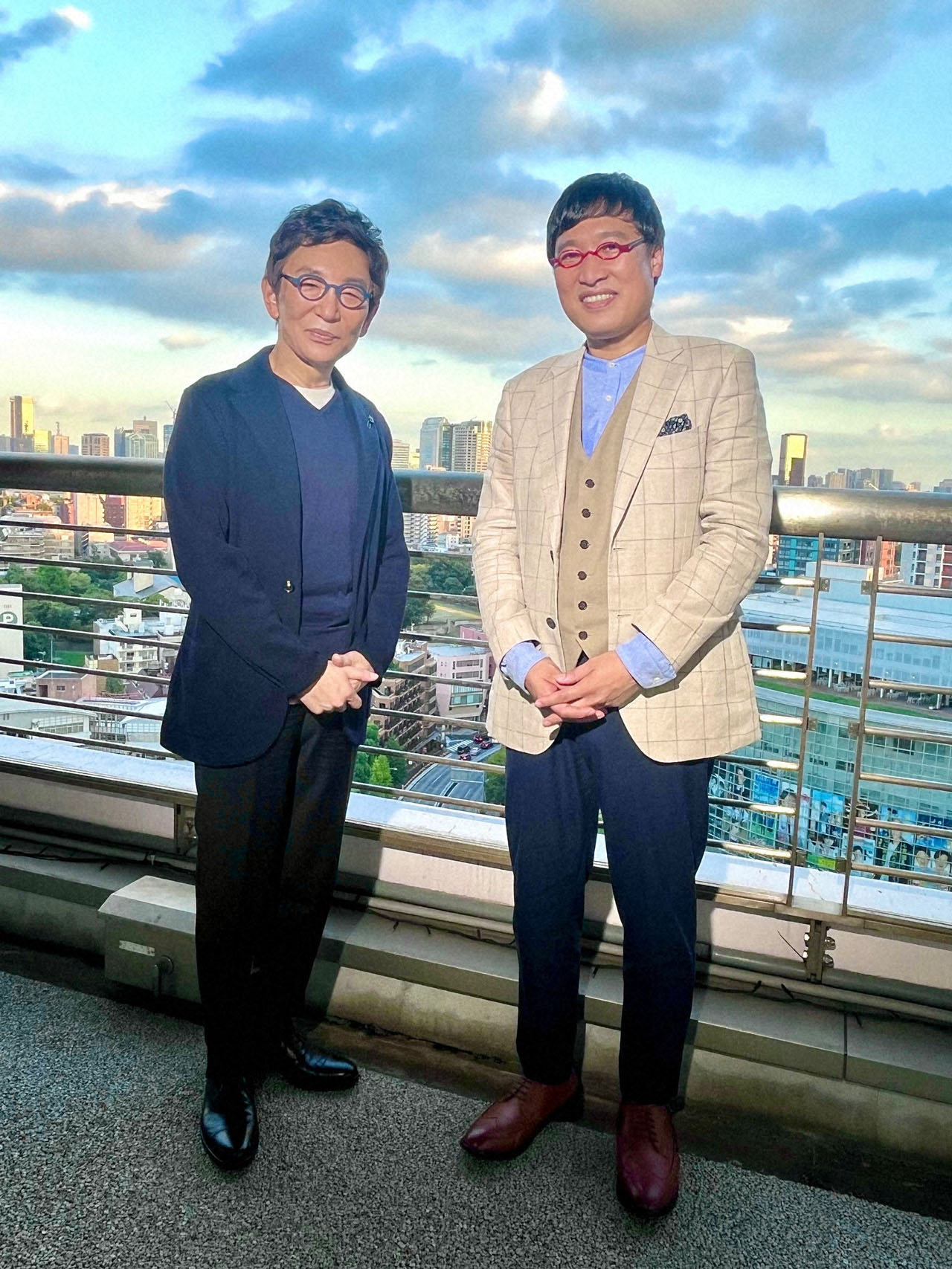 古舘伊知郎（左）と南海キャンディーズ山里（右）。