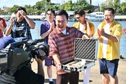 「ジョンソン」の「強運No.1決定戦」の賞金を見せるかまいたち山内（中央）。(c)TBS