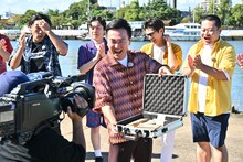 「ジョンソン」の「強運No.1決定戦」の賞金を見せるかまいたち山内（中央）。(c)TBS