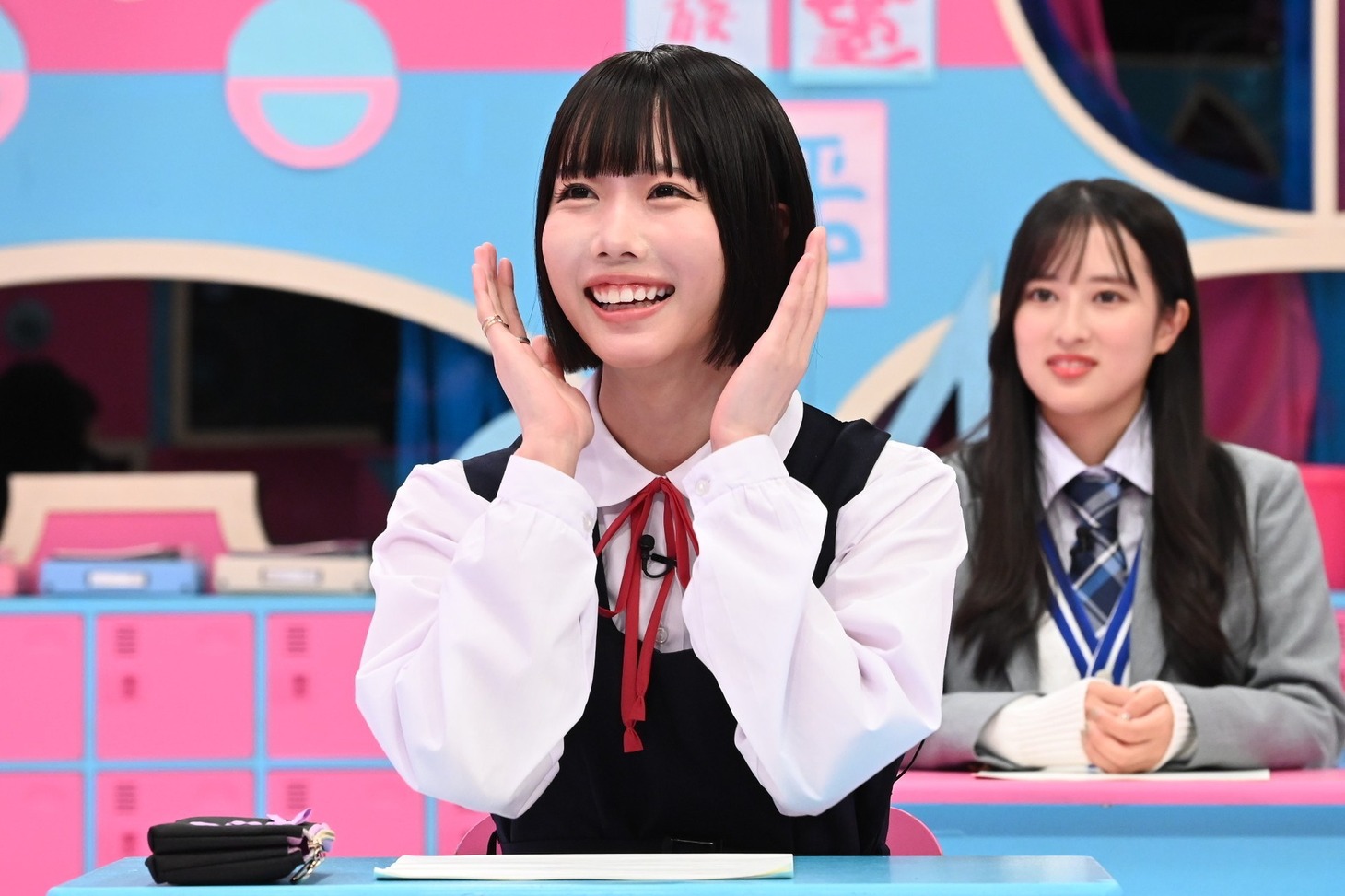 あの、国本梨紗 （後方）。(c)フジテレビ