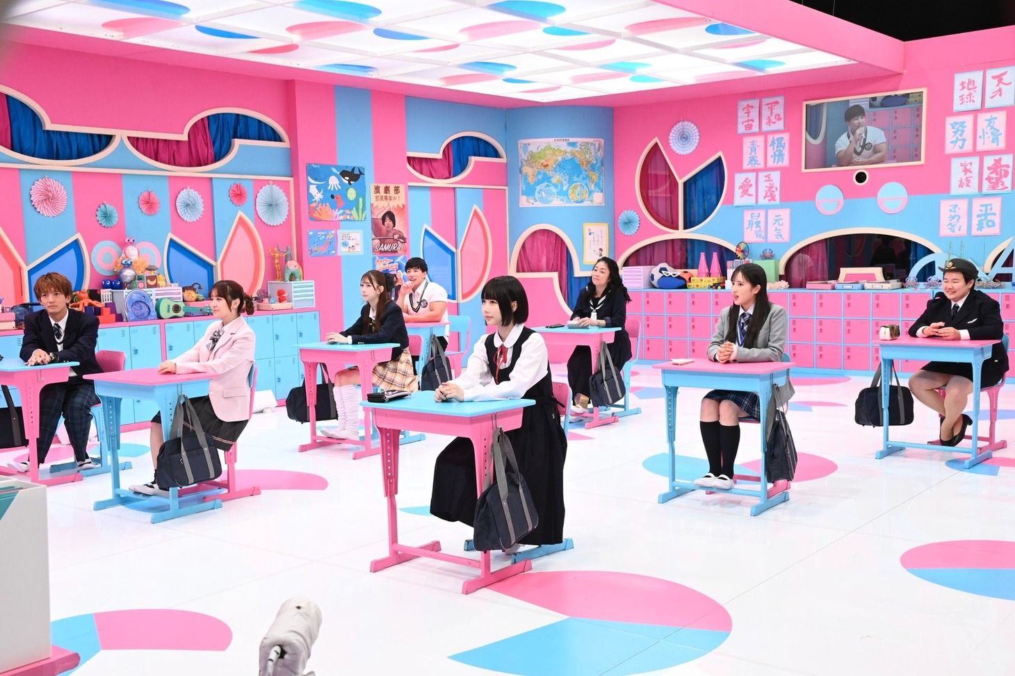 「呼び出し先生タナカ」に出演する生徒たち。(c)フジテレビ