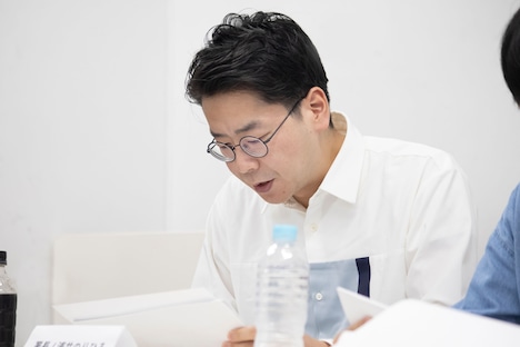 署長役の男性ブランコ浦井。