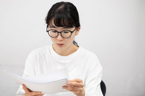 女2役の西出結。