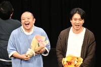 10月24日に開催された「コントNo.1決定戦2023アフタートーク」で花束をもらったサルゴリラ。