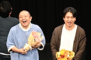10月24日に開催された「コントNo.1決定戦2023アフタートーク」で花束をもらったサルゴリラ。