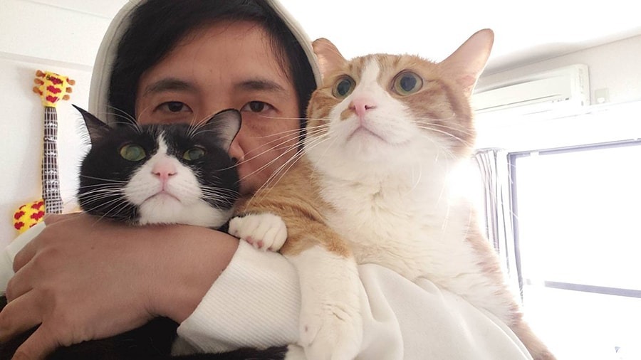 アイパー滝沢と愛猫。