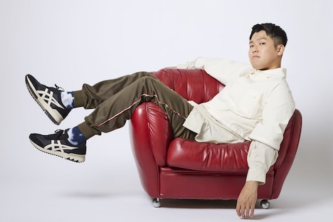 RYOSUKE HIGASHIことダブルヒガシ東のアーティスト写真。