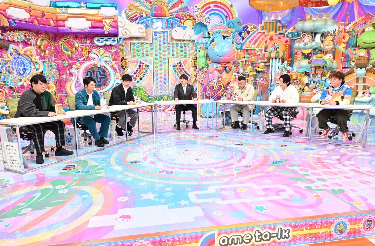 「アメトーーク！」で展開される「ラブコメ漫画サミット」の様子。(c)テレビ朝日