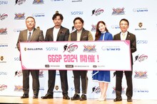 eスポーツ大会「GGGP2024」のプレス発表会に出席したアルコ＆ピース、時田愛梨（右から2人目）ら。
