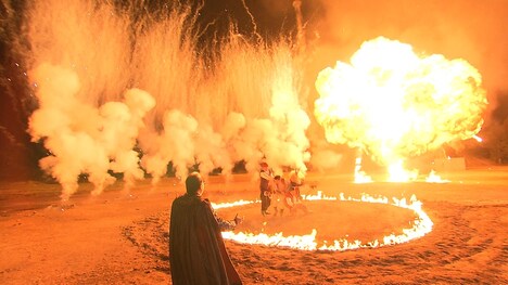 攻撃呪文で炎や煙が舞う「ドラクエジャーニー」のワンシーン。(c)フジテレビ