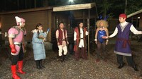 マヂカルラブリー・野田クリスタル（左端）も登場する「ドラクエジャーニー」のワンシーン。(c)フジテレビ