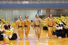 大人数で「マツケンサンバII」を踊る「一文字の会」メンバーの（中央左から）鬼龍院翔、おぎやはぎ矢作、松平健、ビビる大木。(c)TBS