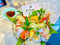 霜降り明星せいやのために用意された寿司ケーキ。