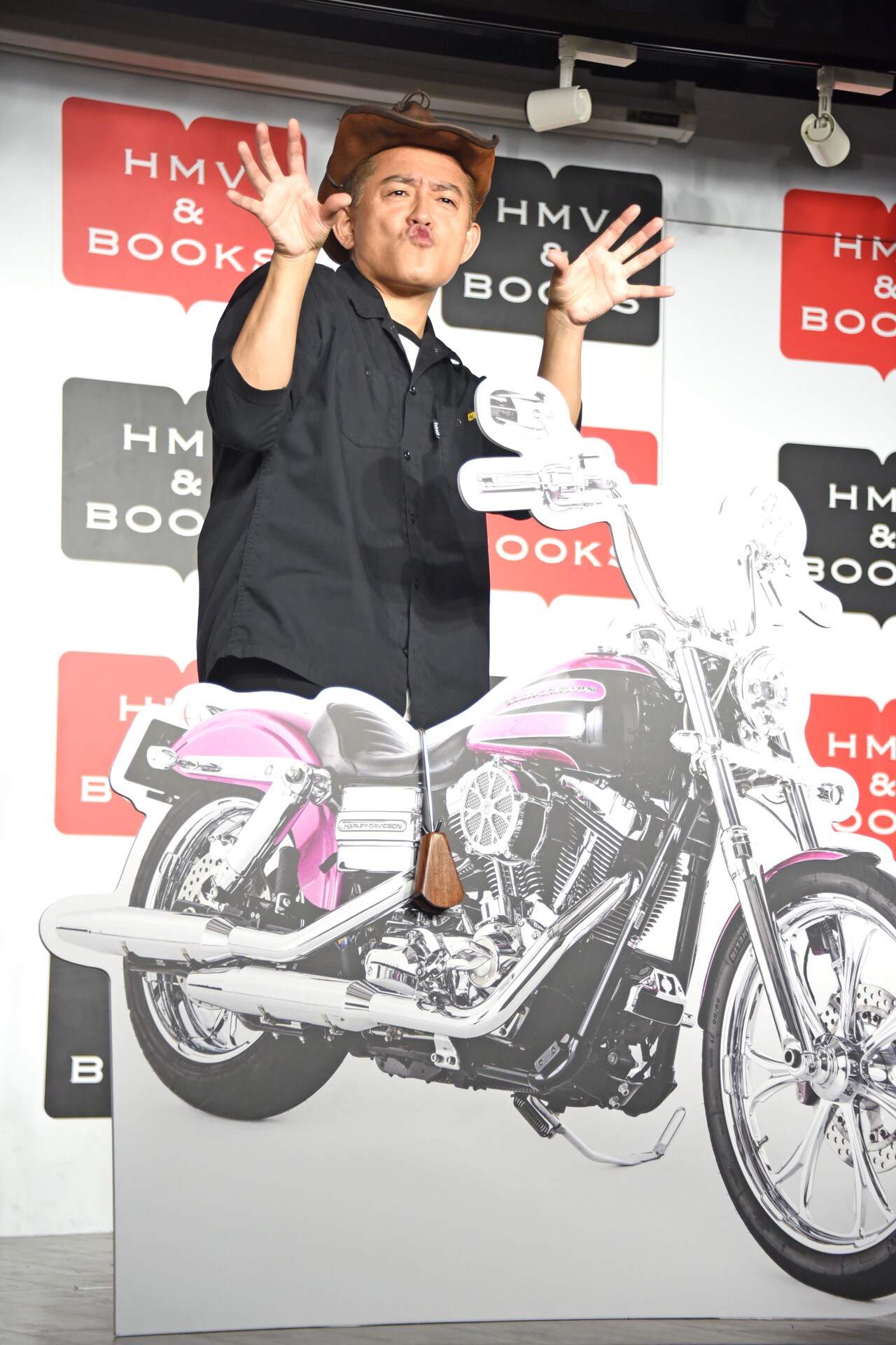スピードワゴン井戸田　ハンバーグカード スピードワゴン井戸田がバイクツーリング、「ハンバーグ！」と