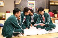 「ウソみたいなホントの話」の濱家チーム。(c)TBS